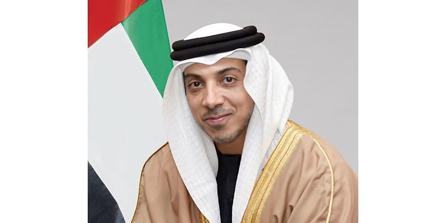 منصور بن زايد وحمدان بن محمد والشيوخ يهنئون هزاع بن زايد - اليوم الإخباري