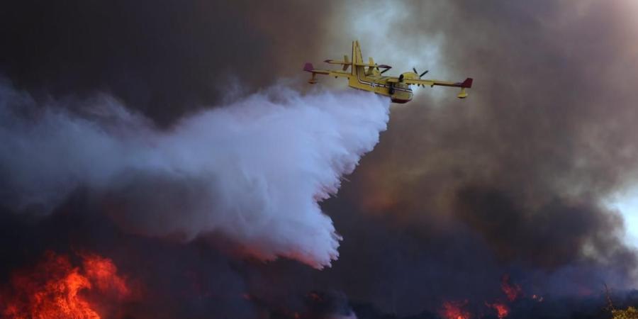 بالرغم من عواقبها الوخيمة.. طائرات تستعين بمياه المحيط لإطفاء حرائق لوس أنجلوس - اليوم الإخباري