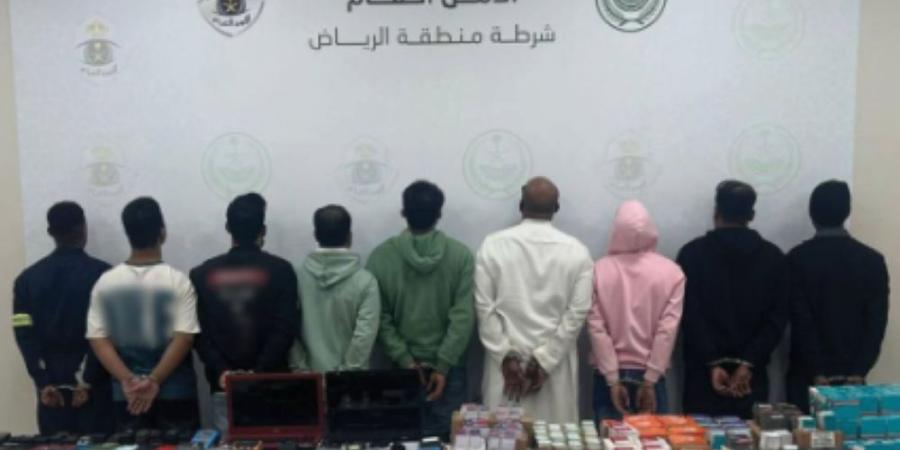 الرياض.. القبض على 9 أشخاص ارتكبوا 33 حادثة احتيال مالي - اليوم الإخباري