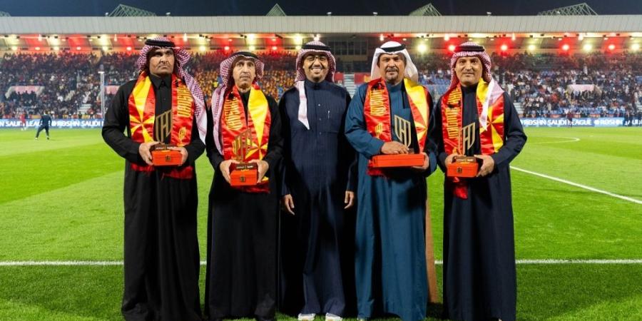 في مباراة الهلال.. القادسية يكرم أساطيرة - اليوم الإخباري